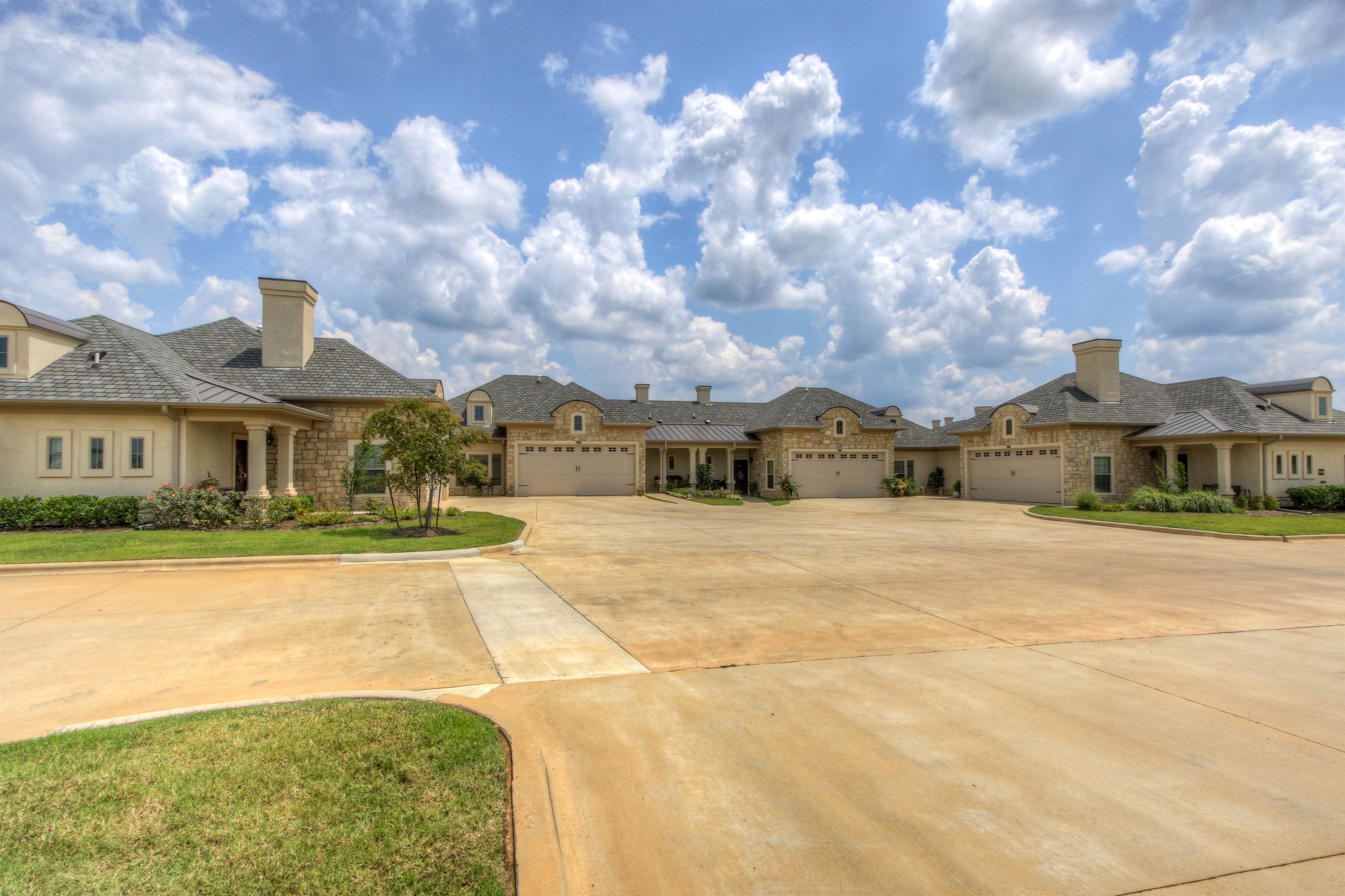 Arabella of Longview Senior Living outdoor common area