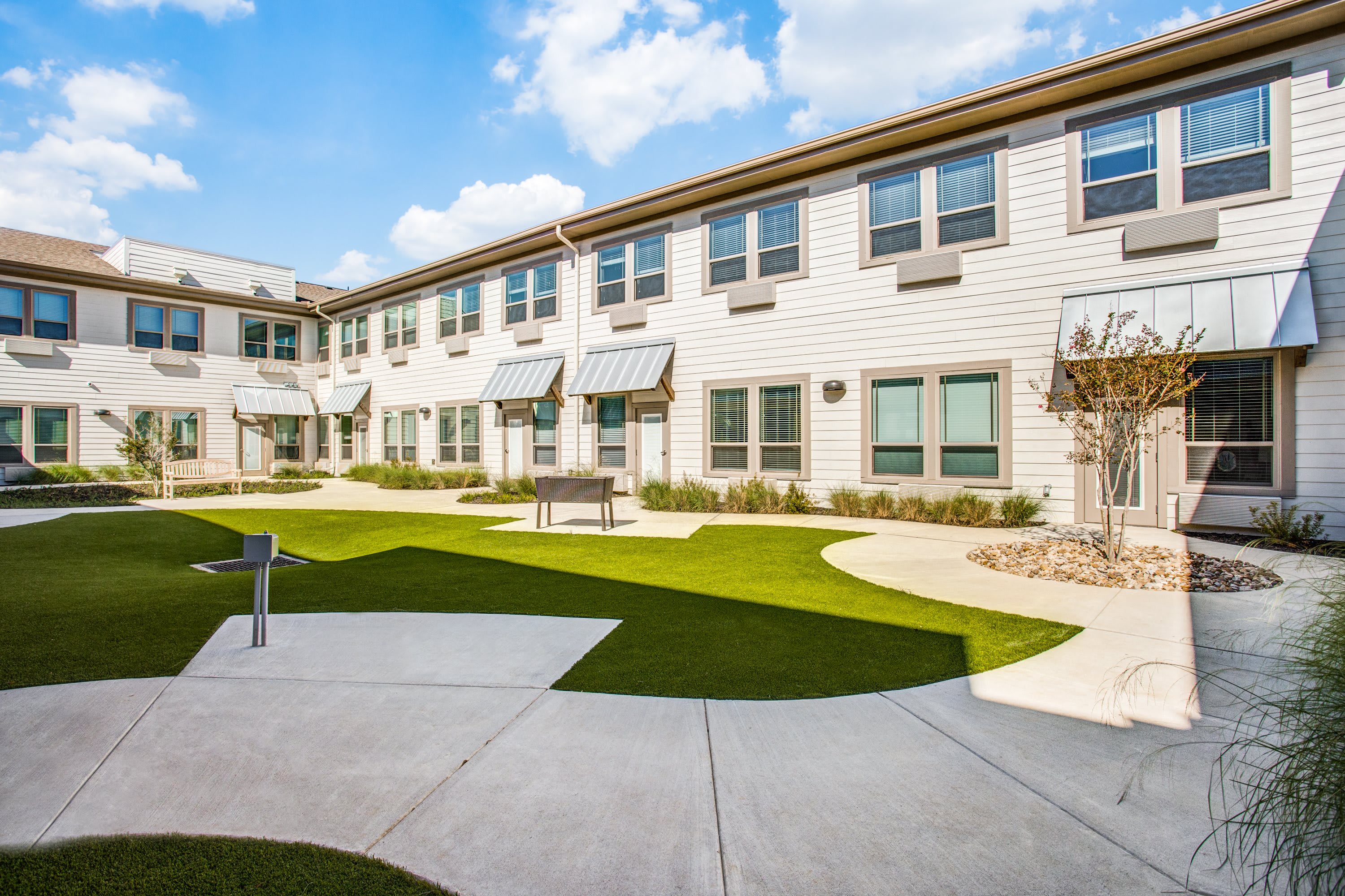 StoneCreek of North Richland Hills Senior Living outdoor common area