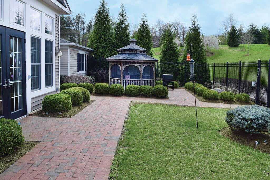 Spring Arbor of Leesburg outdoor common area