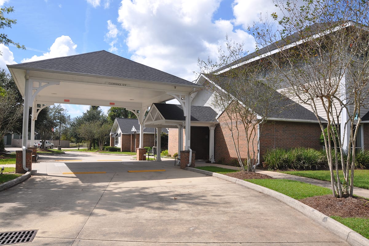 Oak Park Village at Slidell outdoor common area