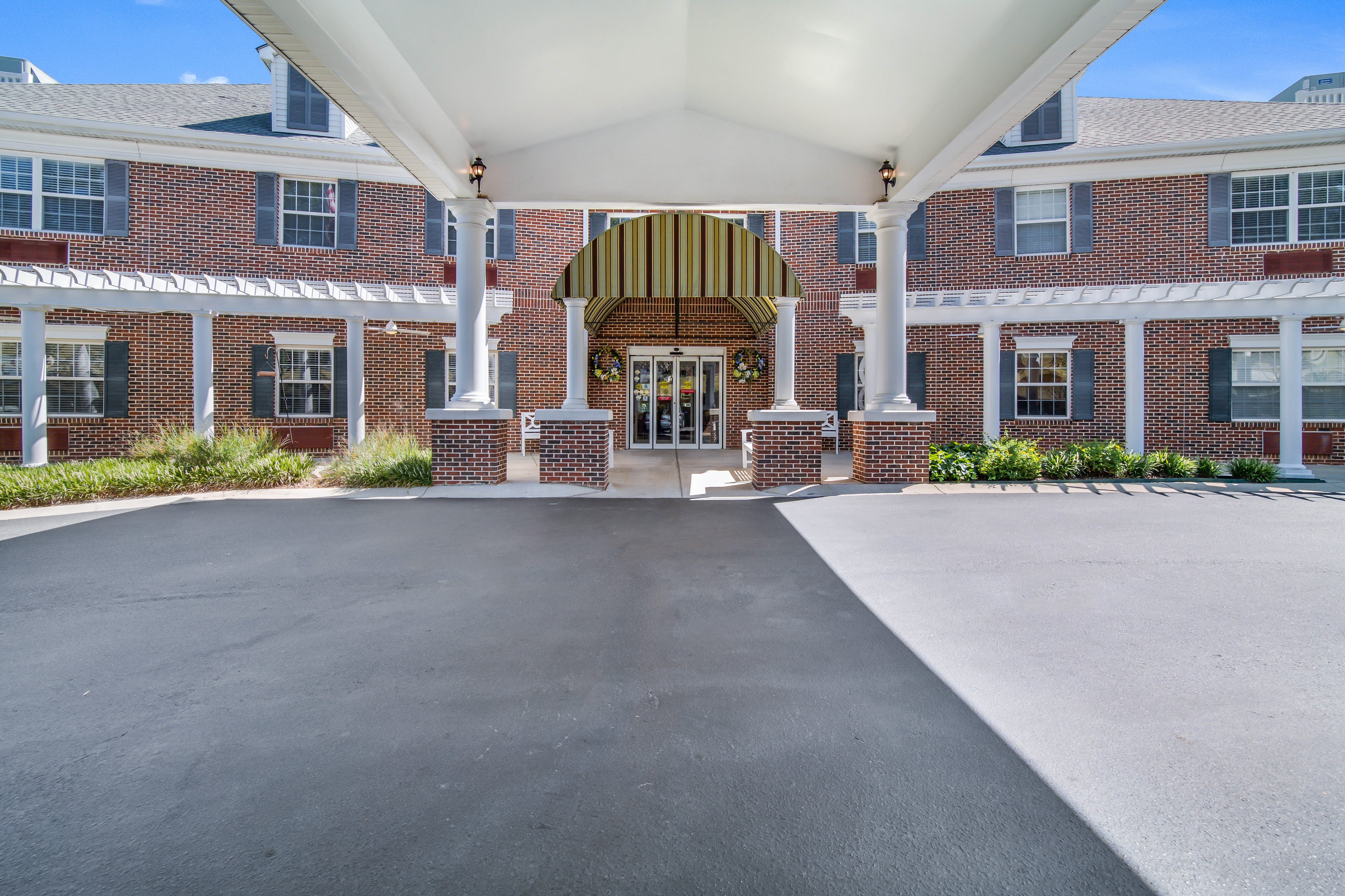 Barclay House of Oakleaf Village community exterior