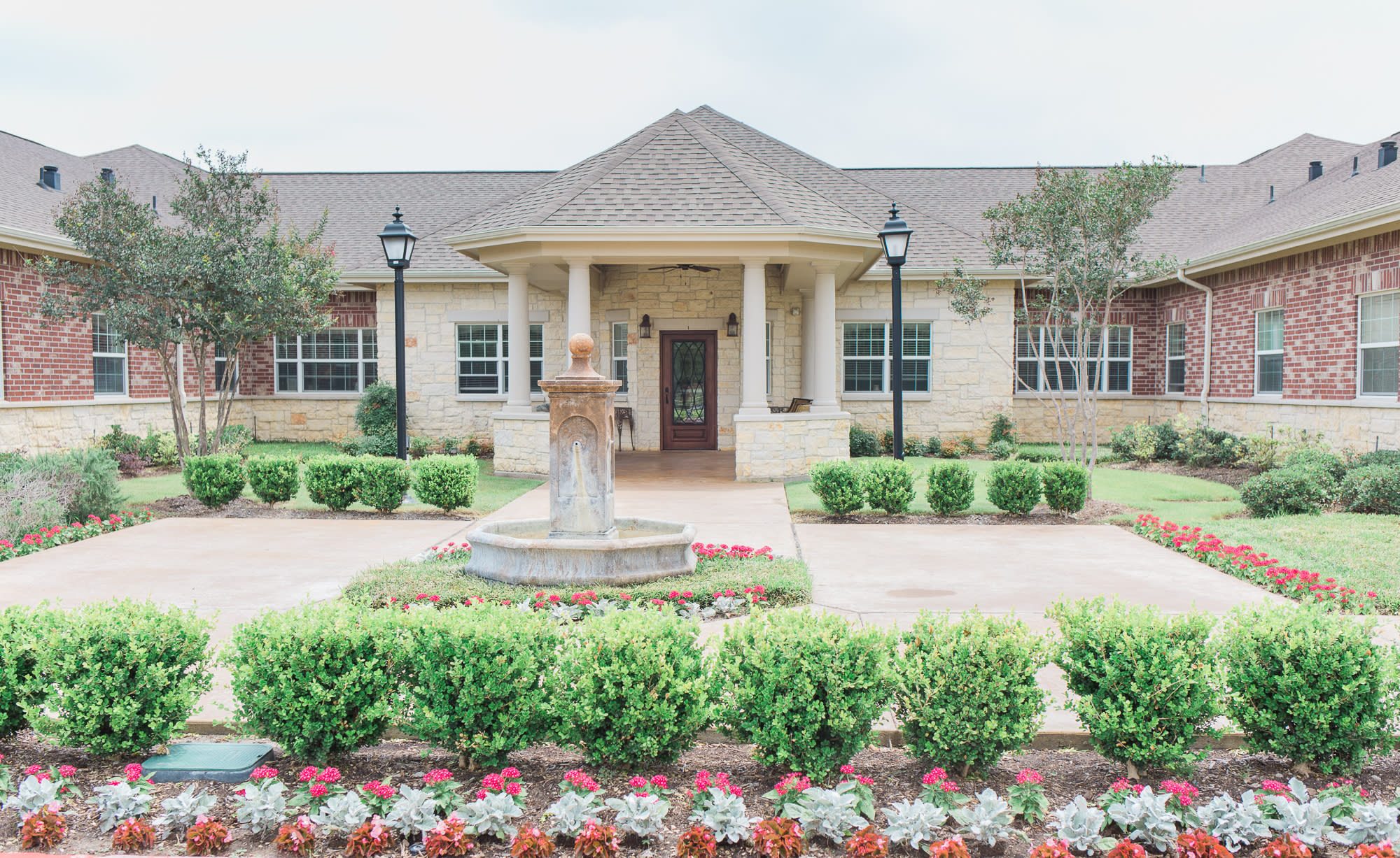 Heritage Memory Care At Eldridge Parkway outdoor common area