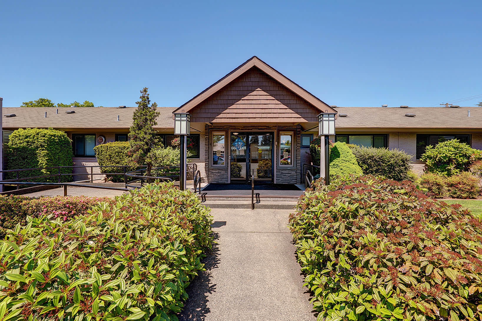 Gateway Care and Retirement Center outdoor common area