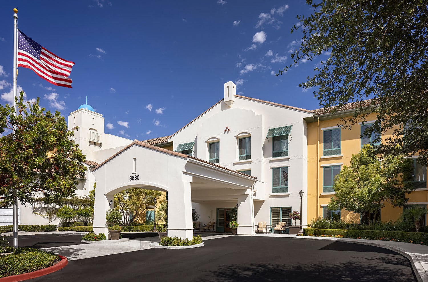 Sunrise Thousand Oaks outdoor common area