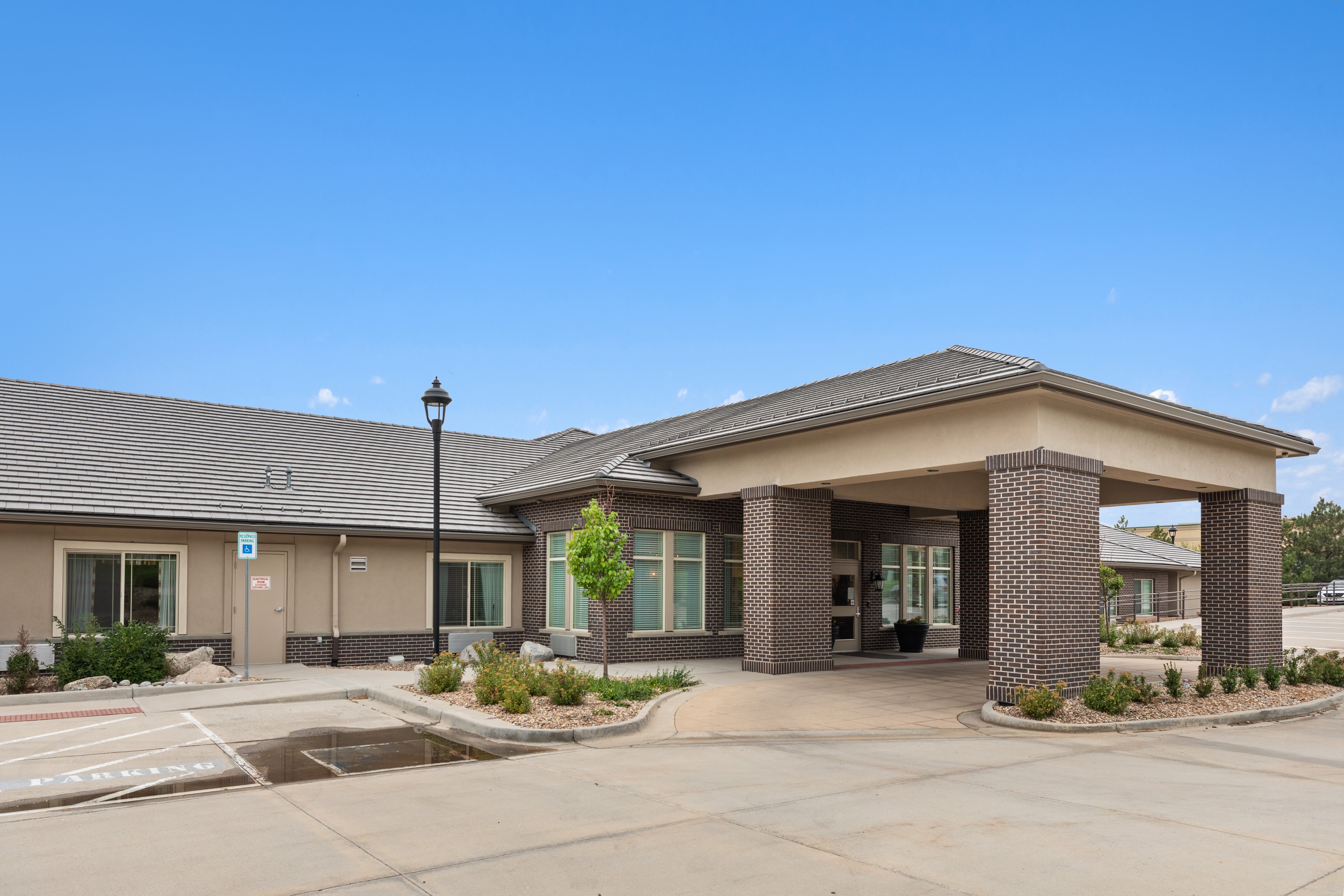 Shalom West Memory Care outdoor common area
