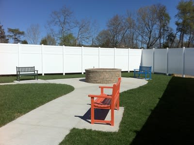 The Courtyards Senior Living at Oak Ridge outdoor common area