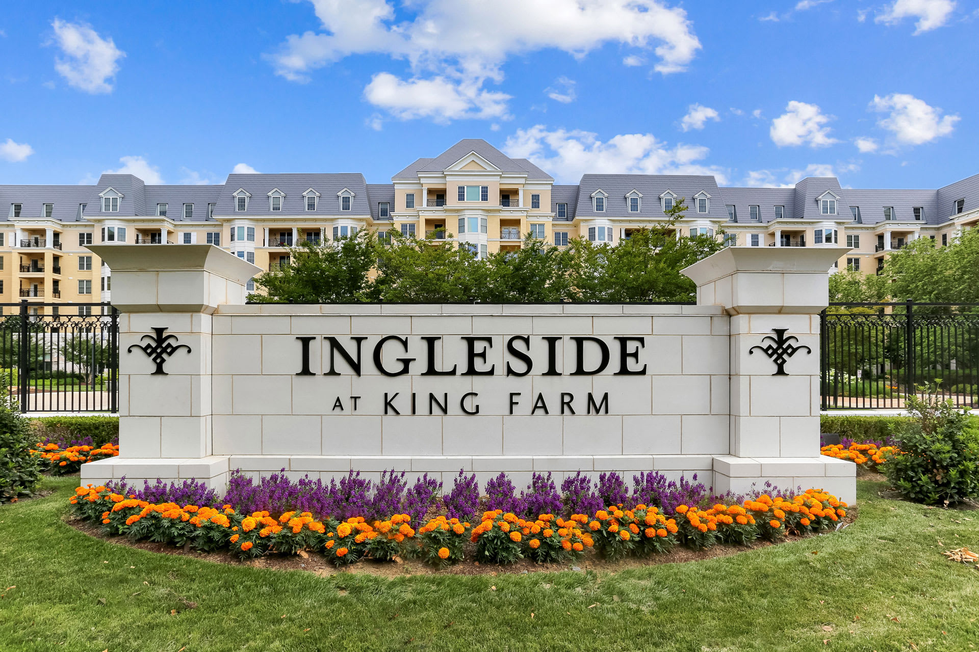 Ingleside at King Farm, a CCRC outdoor common area