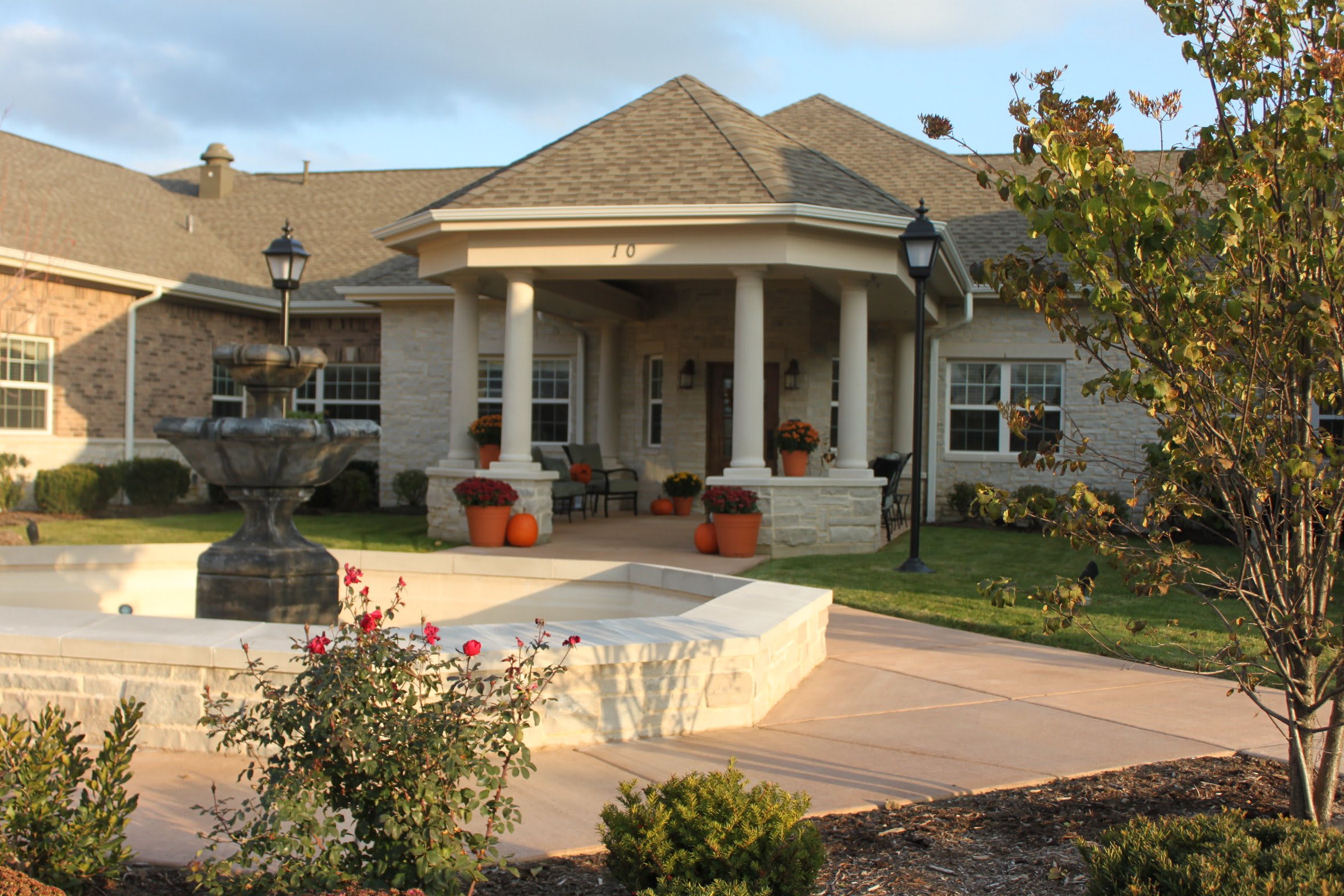 Autumn Leaves of St. Charles outdoor common area