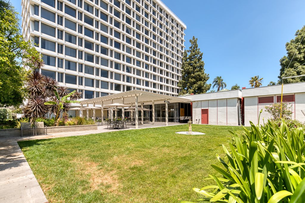 Bay Towers at Bixby Knolls 