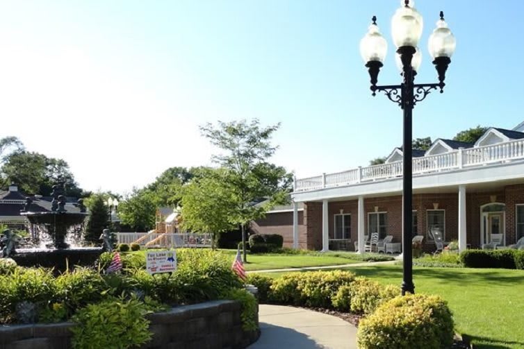 The Cottages of Fox Lake outdoor common area