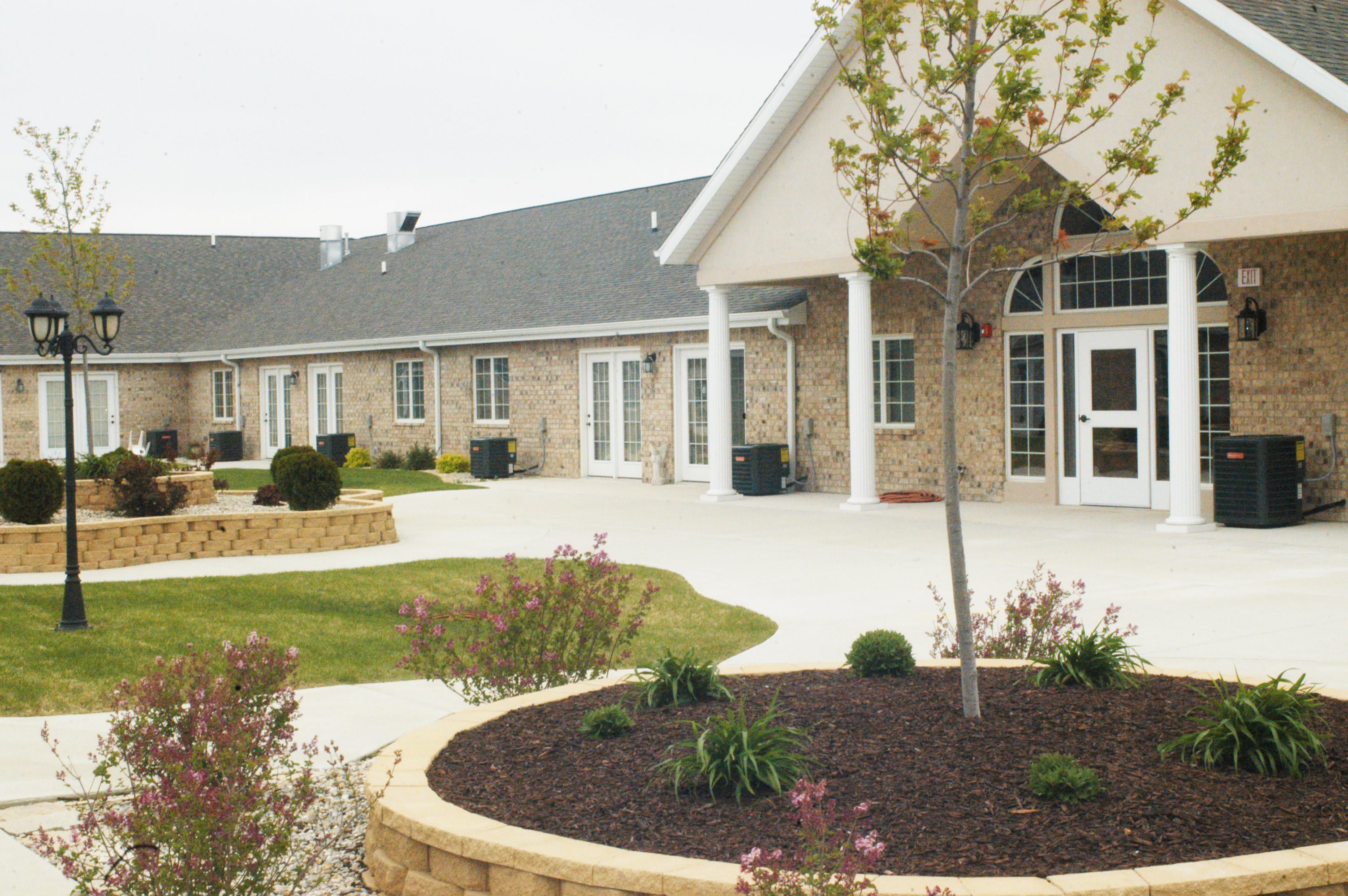 Hawthorne Inn of Rochelle outdoor common area