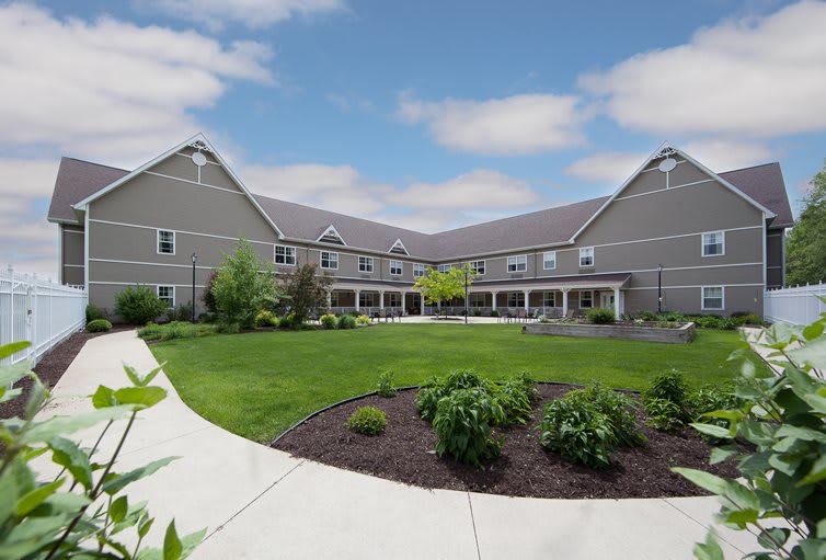 Charter Senior Living of Pekin outdoor common area