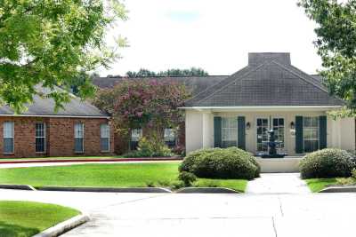 Photo of Viva Senior Living at Oakwood Village