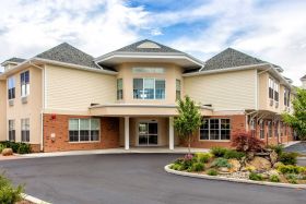 Atria Levittown outdoor common area
