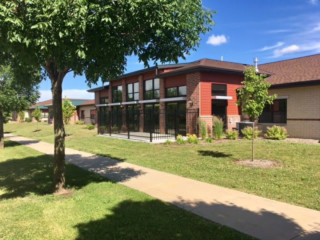 Cudahy Place Senior Living outdoor common area